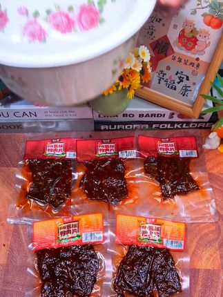 香香辣辣丝丝入味的鸭肉片是真的好吃,每一片都是这么大片厚实的,吃起来真的上头!#零食推荐 #追剧小零食 #鸭货美食