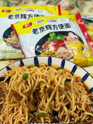 老京辉经典配方,面条筋道,汤浓味悠长 #老京辉方便面 #干吃面 #美味速食 #今日美食推荐