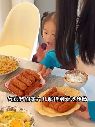 孩子想吃烤肠,别再给他在外面买了,这个食者道烤肠是我家一直回购的,我最爱黑胡椒和原味,空气炸锅10分钟就搞定了,比外面买的还好吃#好吃到停不下来 #烤肠 #老人小孩都爱吃 #火山石烤肠 #空气炸锅美食