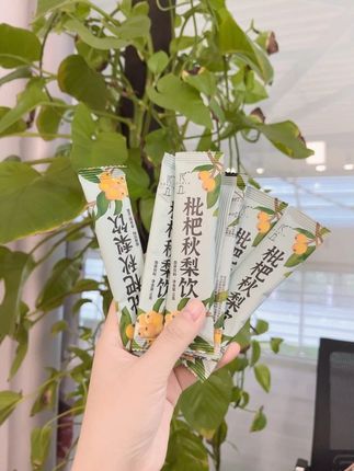 花丘枇杷秋梨饮 真材实料秋梨膏罗汉果润喉糖 入秋啦,天气越来越干燥,妈妈们可以给娃准备些#枇杷秋梨饮 不爱喝水的宝子可以随身携带,配料干净,喝起来清甜甘润全家都可以喝!#秋梨膏 #梨膏 #多喝水 #仙女都在喝什么 #草本植物