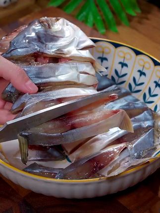 广东阳江特产金鲳鱼干,七八成干微微出油,鱼香味十足 这是我们海边人家中来客都会做的一道菜金鲳鱼干,肉质紧致咸香,平时拿来下饭配粥都特别好吃 #金鲳鱼干 #金鲳鱼 #鱼干 #我的厨房日记