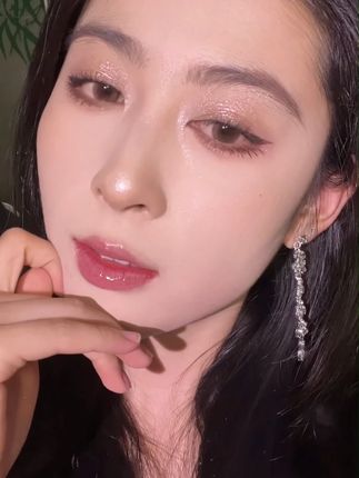 老天奶!不粘头发的爆闪眼影棒!3秒速成这个bling爆闪眼妆,闪疯了#lazyfun果冻眼影棒 #眼影教程 #新手化妆教程