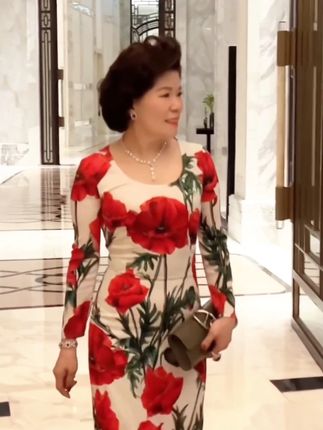 生命最美的发现,是找到那个藏在心底、光芒万丈的自己。 用乐观接纳起伏,用善良温润岁月,豁达便是在时光里沉淀的从容。 #日常volg #梦岭南燕窝粥 #中秋节 #送礼 #礼盒