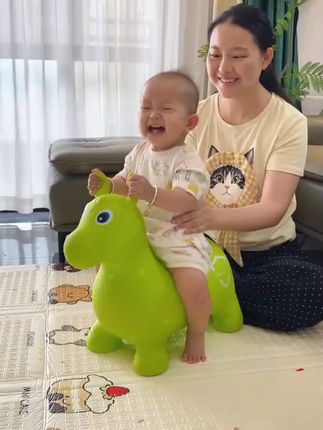 辰太跳跳马宝宝平衡充气马平衡弹跳儿童玩具 这种软硅胶的儿童跳跳马,可可爱爱的造型,孩子玩的特别开心,妈妈们快给宝宝安排上吧!8.3#萌娃玩具 #带娃嗨起来 #儿童玩具 #跳跳马