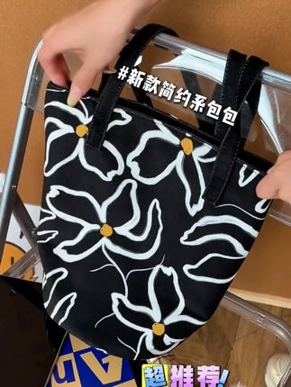 盾盾熊水桶包,素花风通勤百搭神器! #素花风包包 #单肩手提包 #盾盾熊水桶包 #时尚通勤包 #百搭斜挎包