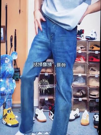 宝子们,小个子男生的福音来啦!这款BBC黑色牛仔裤,专为小个子定制,短款设计超显高。直筒微喇的版型,不仅能修饰腿型,还特别显腿直。而且它还有弹力,穿着超舒服,夏季必备!#小个子穿搭 #黑色牛仔裤 #显高显瘦 #直筒微喇裤 #夏季长裤