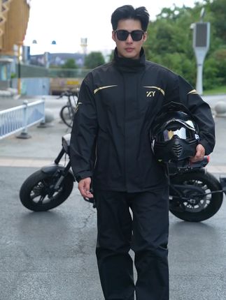 要不是为了生活谁想天天风里来雨里去,所以车里准备一件实用又好看的雨衣太有必要了#雨衣 #雨天出行 #户外 #骑行