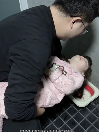 天热了经常给宝宝洗头,每次洗头都哭闹,多亏爸爸买的这个#洗头神器 躺着洗头可太享受了,还能折叠不占空间#宝宝洗头 #母婴好物 #宝妈分享 #带娃好物