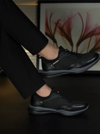 夏日商务必备!透气网面男士商务鞋 - 清爽干练,提升职场形像 网面的触感细腻不磨脚,内里材质柔软亲肤,上脚无需磨合期。鞋底的回弹恰到好处,走在地砖或硬质地面上能有效缓震,步履轻盈稳健。虽然鞋身透气轻便,但鞋型依然挺拔有型,网面编织纹理也显得精致现代,搭配西装裤毫无违和感,反而增添了一份低调的科技感与时尚度。是那种穿一次就会爱上的‘聪明’商务鞋。#vickibrown #VB男鞋上脚更舒服 #商务休闲 #软底软面穿上超舒服 #高档大气上档次