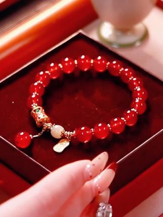 一点点缀,便有化平淡为神奇的力量。#周大生玉石旗舰店#周大生玉石手串 #周大生红手串 #中秋 #珠宝玉石首饰