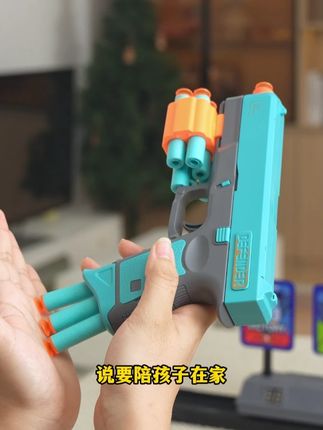 果然,男孩子喜欢枪是刻在基因里的。爸爸把靶场搬到家里来了,家里两位“直男”的喜好就没跑偏过。#父子日常  #男孩的快乐  #爸爸带娃 #射击玩具 #玩具推荐