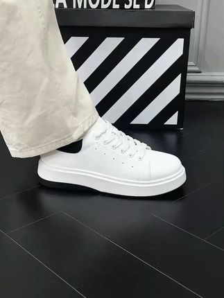 性价比拉满了兄弟们!脚感真的巨巨巨好,百搭也是真的很百搭! #好鞋推荐 #好穿又好搭 #透气舒适 #好穿不累脚 #ootd穿搭