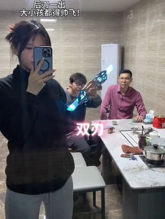 家人们!谁还没见过会自己伸缩的双刃光剑?我家娃拆开快递的瞬间直接尖叫#玩个很新的东西 #让孩子远离手机 #专注力培养 #儿童玩具 #送礼物