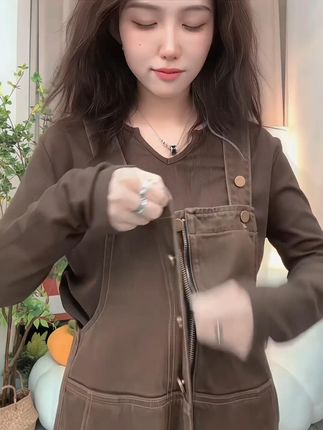 Usee柚喜半糖摩卡背带裤,秋季孕妇复古时尚减龄之选! #柚喜背带裤 #秋季孕妇裤 #复古阔腿裤 #半糖摩卡风 #时尚减龄裤