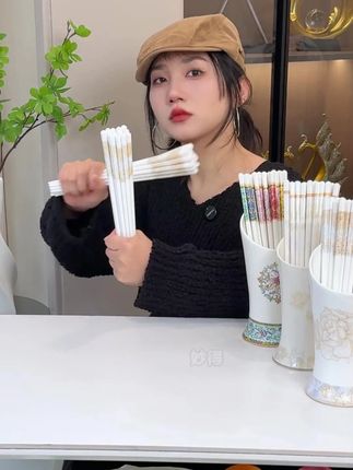 2025年景德镇新款陶瓷筷子,采用五色混搭设计,每人都能拥有专属筷子,非常适合分餐使用。相比易发霉的普通筷子和有健康风险的塑料筷子,陶瓷材质更卫生、耐用。告别旧筷子,选择这款景德镇陶瓷筷子,为生活增添健康与色彩。#景德镇陶瓷筷子 #新款筷子 #五色混搭 #分餐筷子 #健康餐具