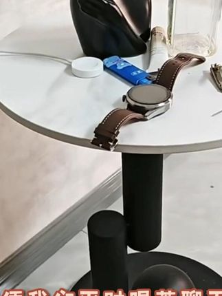 这款沙发边几,它是专门放在沙发旁边的一个小桌子, 方便我们平时喝茶聊天时随手放置物品。而且它采用了加粗承重的钢架作为稳固底座,并且进行了防锈烤漆处理,所以更加结实耐用。同时它的边角都是经过精心打磨成圆润的形状,价格便宜,质量好。 你还犹豫什么呢?赶快点击链接下单吧!工厂直销生产厂家批发#沙发边几 #沙发边几可移动 #沙发边几推荐 #沙发边几轻奢 #沙发边几客厅