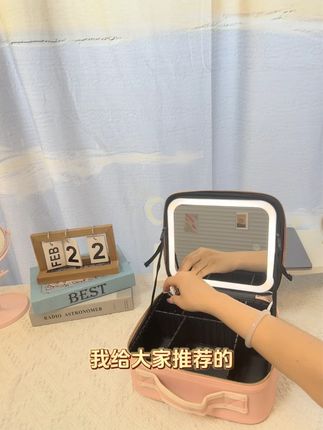 ✨LED 灯 + 大镜子照亮妆容,内置电池续航稳,大容量配可调隔板,装得多、理得顺,化妆超方便 —— 随身美妆小管家!💄#化妆包推荐 #种草好物 #女生必备