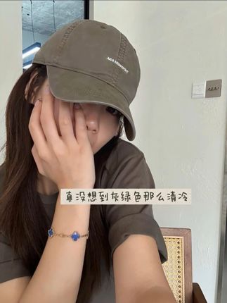 #刺绣棒球帽 #鸭舌帽 #大帽檐遮阳帽 #百搭显脸 #男女同款 @DOU+好生意 @DOU+小助手姐妹们,我最近发现了一款超棒的棒球帽,戴上它真的太好看了!就是这顶新款的大帽檐刺绣棒球帽,戴着很舒服,还能遮阳防晒,特别适合夏天戴出门。而且它的设计简约又时尚,无论你是长发还是短发都能轻松搭配,瞬间提升气质,显得既阳光帅气又有个性。