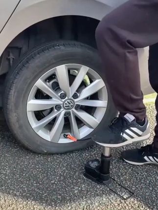 小巧便携式脚踩打气筒,摩托车自行车,篮球都可以充#便携式高压打气筒 #自行车打气筒 #打气泵 #车载打气筒 Q