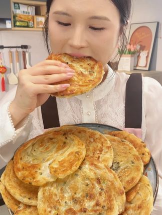 酥脆与软糯交织,这款葱油饼,一口就把你征服! #鲜怡乐老上海葱油饼 #好吃不贵经济实惠