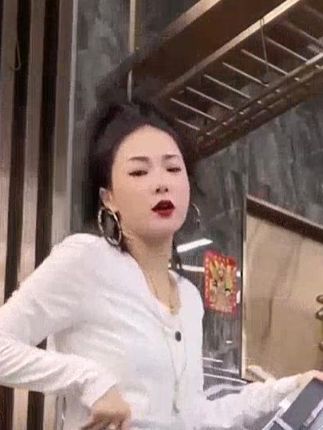 秋季直筒工装牛仔裤女款爆款2025新款宽松大码微胖显瘦窄版阔 #牛仔裤# 女装 #源头实力厂家# 面料柔软舒适 #今日分享