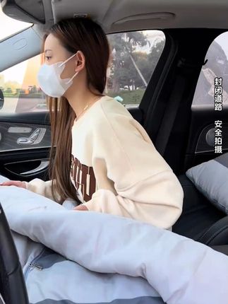 抱枕打开就是被子,既能盖又能枕,开车还能当腰靠,收起来也不占地方,太实用了