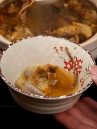 菌菇炖汤,汤汁鲜美营养好喝,菌菇都是真正的天然好食材#菌汤包 #菌菇 #煲汤