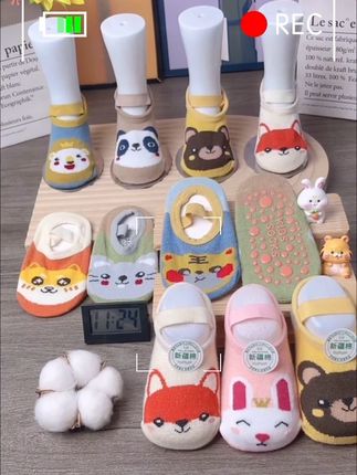 宝宝在空调房好喜欢光脚走路,脚丫子脏兮兮还凉飕飕的,准备几双这样的地板袜,不容易着凉#母婴好物  #地板袜