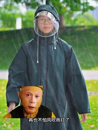 下雨天穿这种人车分离的#雨衣 就是方便,风衣的版型时尚又好看,加大版型防水性强#防暴雨雨衣 #电动车雨衣