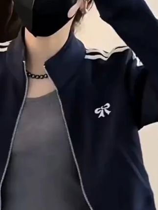 #秋季搭配 #时尚百搭 百搭三条杠立领蝴蝶刺绣短外套女秋季新款时尚宽松洋气夹克开衫#洋气减龄 #修身显瘦 #专柜品质