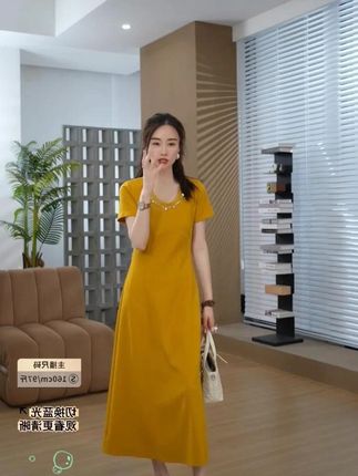 HELA AOMI“贝壳裙”钉珠优雅圆领短袖修身显瘦连衣裙#邱莹莹 #夏季新款 #连衣裙 #显瘦穿搭 #高级感穿搭