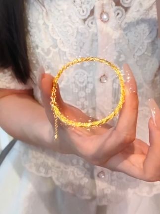 碎冰冰满天星缠绕手镯,点点星光璀璨夺目。缠绕设计灵动优雅,举手投足间尽显温柔气质,是点亮日常的精致点缀!#手镯 #小众设计感 #美出高级感 #首饰分享 #礼物