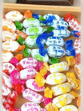 拆开袋子就是满满的回忆!老式水果硬糖混合装,每颗都裹着独立包装,酸甜的水果味在嘴里慢慢散开,和小时候揣兜里的味道一模一样#水果糖多种口味 #网红小零食糖 #糖果 #老式水果糖 #老式水果糖童年的回忆老味道