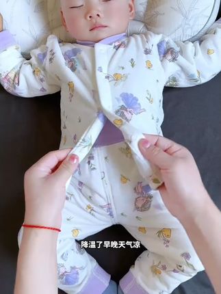 己经开始降温了,宝宝夹棉保暖套要备起来了,软呼呼的柔软又亲肤,穿起来看又舒服,在家外出都能穿#高品质童装 #萌娃穿搭 #保暖又好看 #夹棉保暖套装 #高品质童装