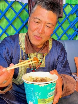 天冷来上这么一碗牛肉面也太过瘾啦,草原上的牛肉面有肉有骨汤#草原美食 #牛肉面 #内蒙特产