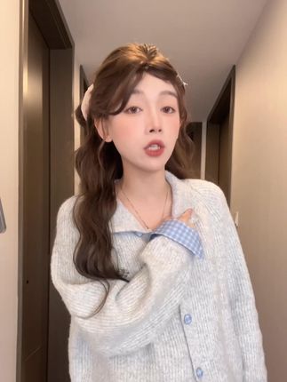 韩系复古灰色翻领长袖针织开衫女秋冬季慵懒风宽松显瘦毛衣外套 韩系复古灰色翻领长袖针织开衫女秋冬季慵懒风宽松显瘦毛衣外套#毛衣外套 #针织开衫 #秋冬穿搭 #毛衣穿搭 #毛衣