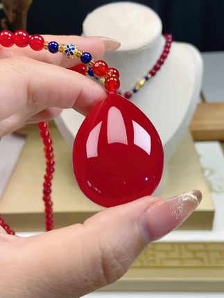 鸽血红大水滴吊坠,“滴水成财,遇水则发” 永不过时的款式,非常大气时尚,不管送人还是自戴都倍有面子!#水滴 #吊坠 #毛衣链 #珠宝 #无限回购的宝藏单品