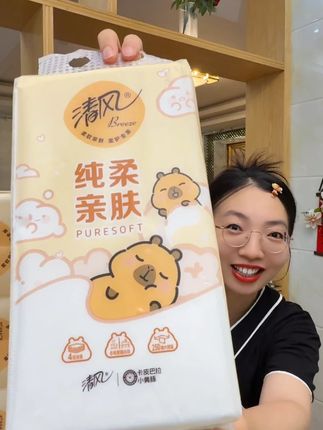 清风大品牌也来卷了!清风和卡皮巴拉的联名款悬挂抽纸,这个价就到手10大提,百分百原生木浆纸质量嘎嘎好,好看又实用,闭眼囤!#超便宜超划算