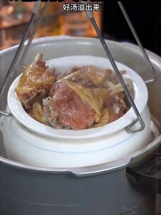 我们福建人啊在孩子成长期的时候一个礼拜都会煲个两次这个全程不加一滴水的滴露鸡来吃,这鸡肉鲜嫩,溢出来的汤汤汁鲜甜满满的都是营养成长汤 滴露鸭 为你煲汤 简单又营养 炖盅A
