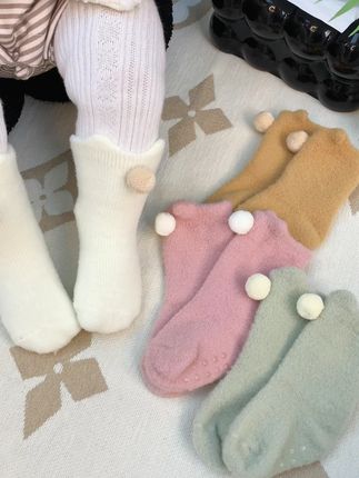 天气越来越冷了,就给孩子穿这种加绒保暖的中筒袜!#母婴好物 #中筒袜 #宝袜子 #加绒保暖