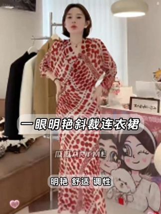瓜瓜ARTME一样明艳斜裁连衣裙 上身一眼明艳,非常有调调感,拍照打卡超级出片,质感上身超级绝#时髦精 #品质女装 #显瘦穿搭 #连衣裙 #碎花裙