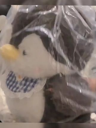 可爱围兜企鹅玩偶毛绒玩具公仔女孩布娃娃睡觉抱枕七夕礼物送女友