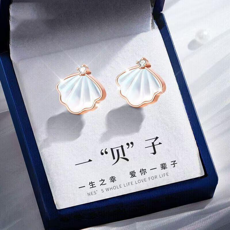 叮咚~来自海洋的一贝子太美了,哪个女生不喜欢显气质的耳饰呢#老凤祥#一贝子#耳钉#耳饰#送女生的礼物