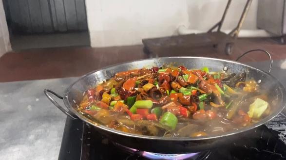 这道锅仔泥鳅:鲜香滑嫩:热气腾腾:下饭必备