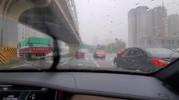 天很狂风很大瓢泼大雨正在下!路上的人儿先停下!风雨过后咱再回家!