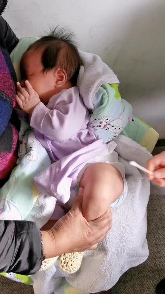 两个月,打疫苗,脊灰居然是打在大腿上的,大夫说,这个腿可真粗啊