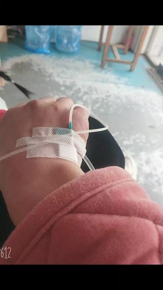 女孩子自己去输液的时候要记住最好扎左手记得穿裙子带几块糖少喝水别