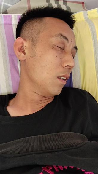 一个人吃这么多,还要找一个陪酒的哈哈@DOU+小助手