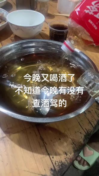 回三哥家蹭吃蹭喝,这就是农村的生活,兄弟姐妹们把酒倒满来 - 抖音
