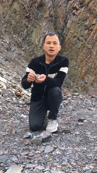 在我们老家如果你发现这样一块石头,有可能找到了#绿松石 @抖音小助手